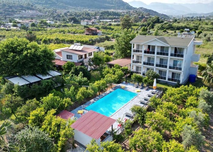 Doğanın Kucağında Saklı Bir Cennet Adrasan’ın büyüleyici yeşilliğinin tam kalbinde yer alan otelimiz, doğayla baş başa kalmak isteyen misafirlerimize huzur dolu bir sığınak sunuyor. Kuş bakışı açısıyla tesisimizin etrafını saran narenciye ve meyve ağaçlarını, ferah bahçemizi ve tam merkezde yer alan serinletici havuzumuzu keşfedin. Doğanın tüm renklerinin konforla buluştuğu Nar Çiçeği Otel’de ruhunuzu dinlendirecek bir tatile davetlisiniz.